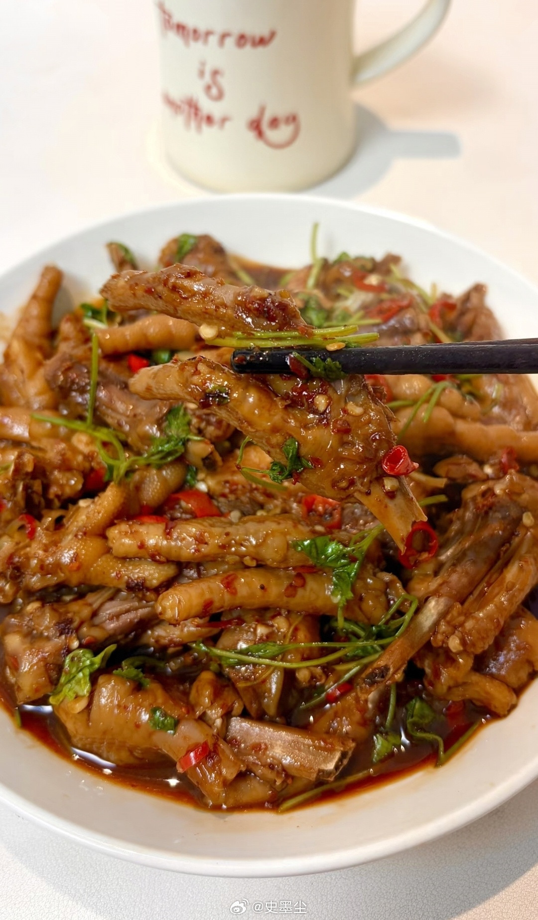 有友鸡爪看了315决定自己做鸡爪加了香菜的辣鸡爪吃一次惊艳一次啊！辣炒鸡爪（图