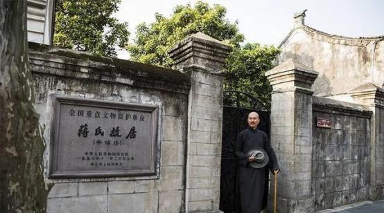 两蒋灵柩现状：台湾不想要，亲人懒得管，“台独”分子泼油漆“泄愤”。当年蒋介石迁往
