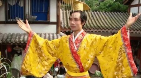 1985年，四川一农民自立为“皇帝”，带人攻下县医院，并将40多名女护士册立为“