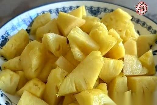 同样一盘水果。我买的，摆在桌上三天，纹丝不动。我儿子买的，端进房里半小时，盘