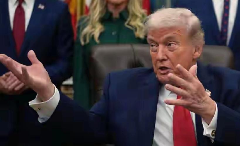 特朗普现在事情搞砸了，开始把水搅混，3月25日，特朗普在筹款晚宴上，突然说，我听