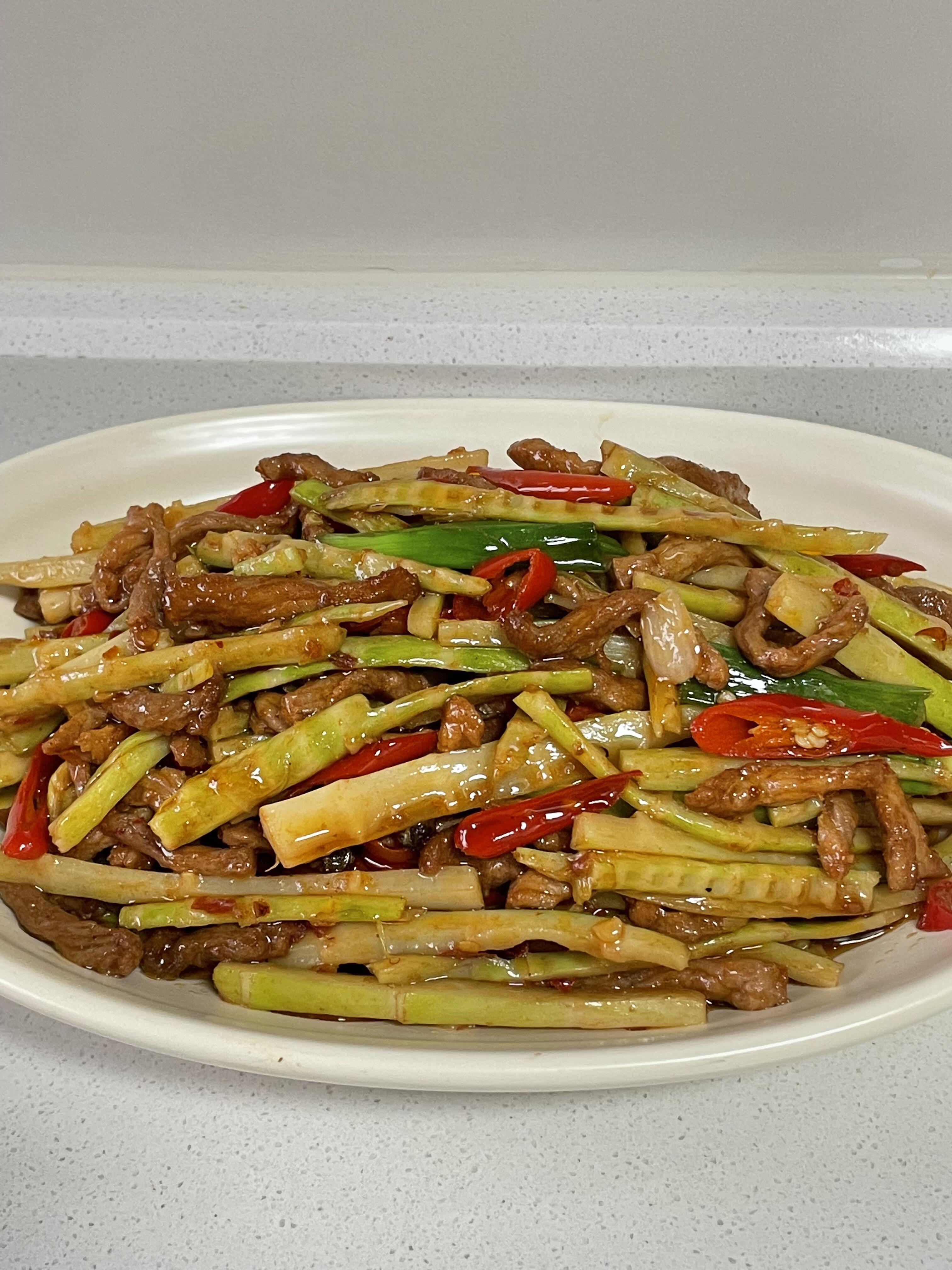 这道春笋炒瘦肉，是我妈做了大半辈子的秘方，每次做我都能连炫3碗米饭！春笋真的是