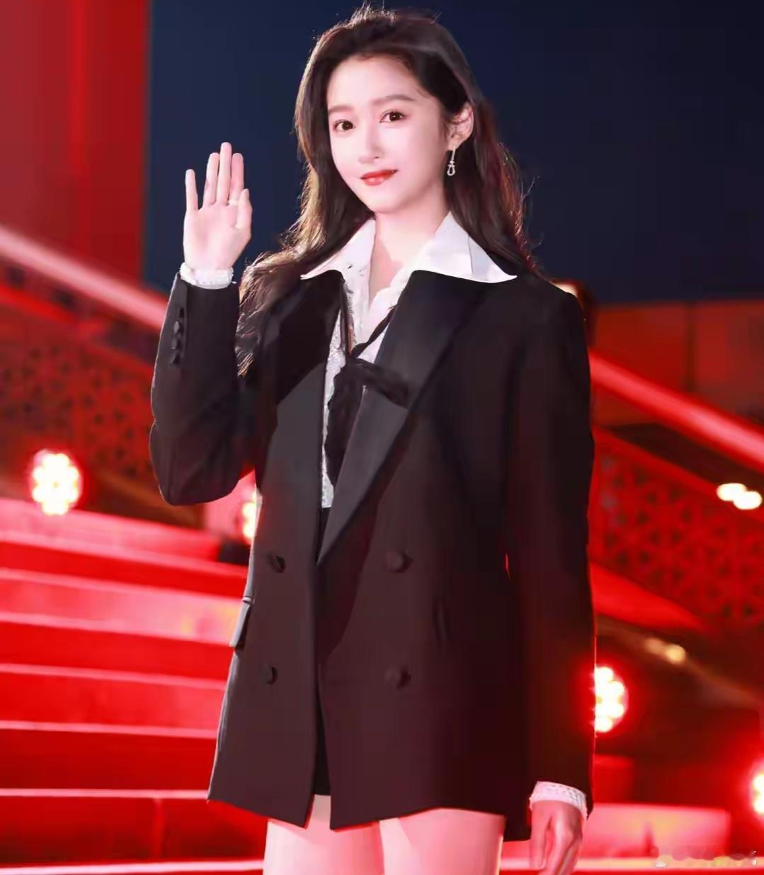 在以前人们普遍认为关晓彤更适合走甜美路线，毕竟她有着一张邻家女孩般甜美的脸庞。她