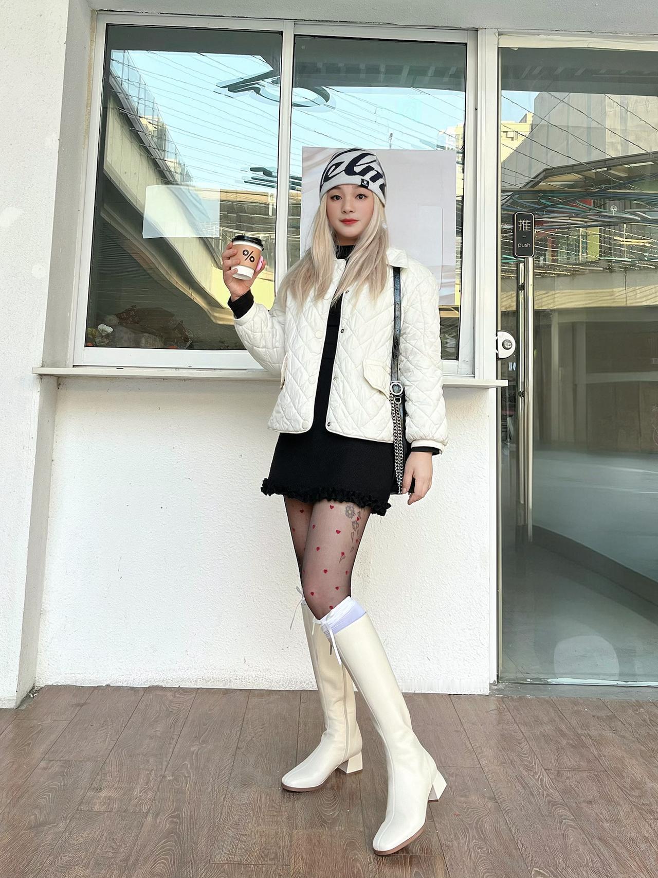 踩上白色长靴出街好吸睛啊|||今天的C位就是这双白色长靴了穿上尊嘟显腿直从