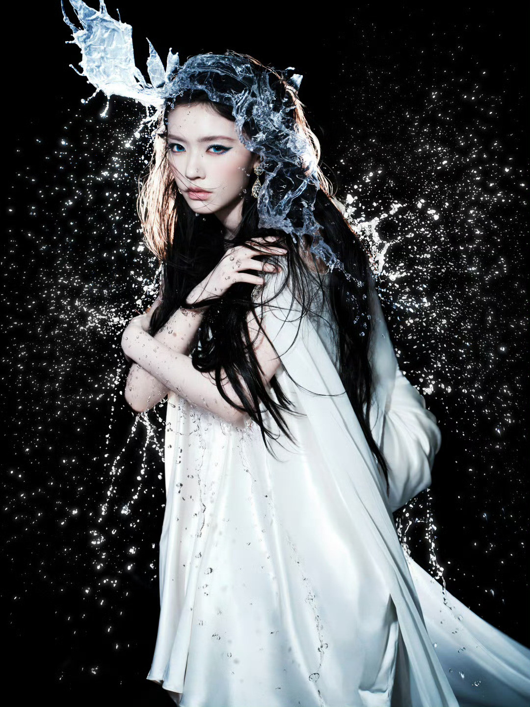 林允美人鱼大片梦回出道期林允30岁正好出道10年出道十年再扮美人鱼，依旧灵动动