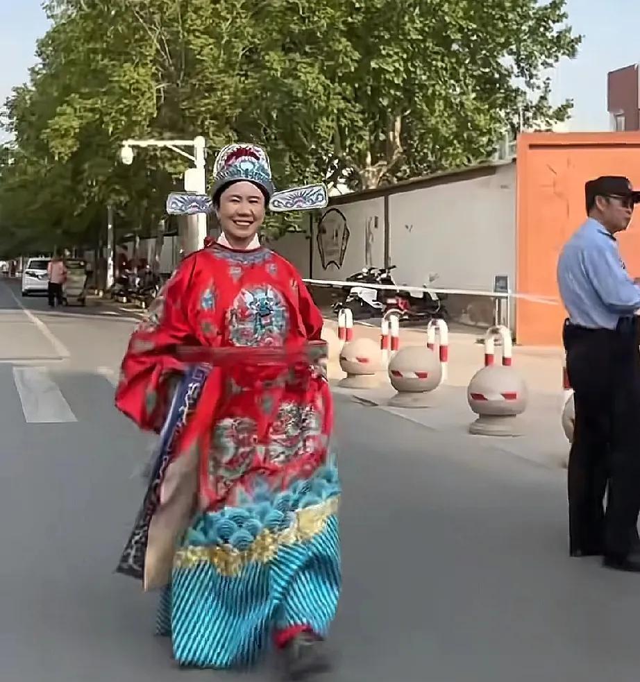经过我这两天的观察，所有的考生家长，都没有这位妈妈拼，别人穿旗袍，高举向日葵，而