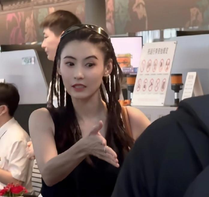 45岁张柏芝现身上海虹桥机场，生图曝光真实颜值！不愧是港圈“冻龄女神”，45