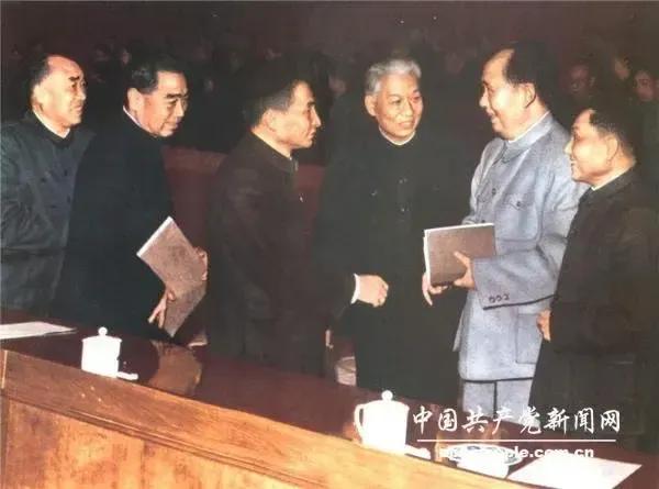 这张照片之所以成为经典，因为它是第一代中央领导集体的领袖们的合影照！