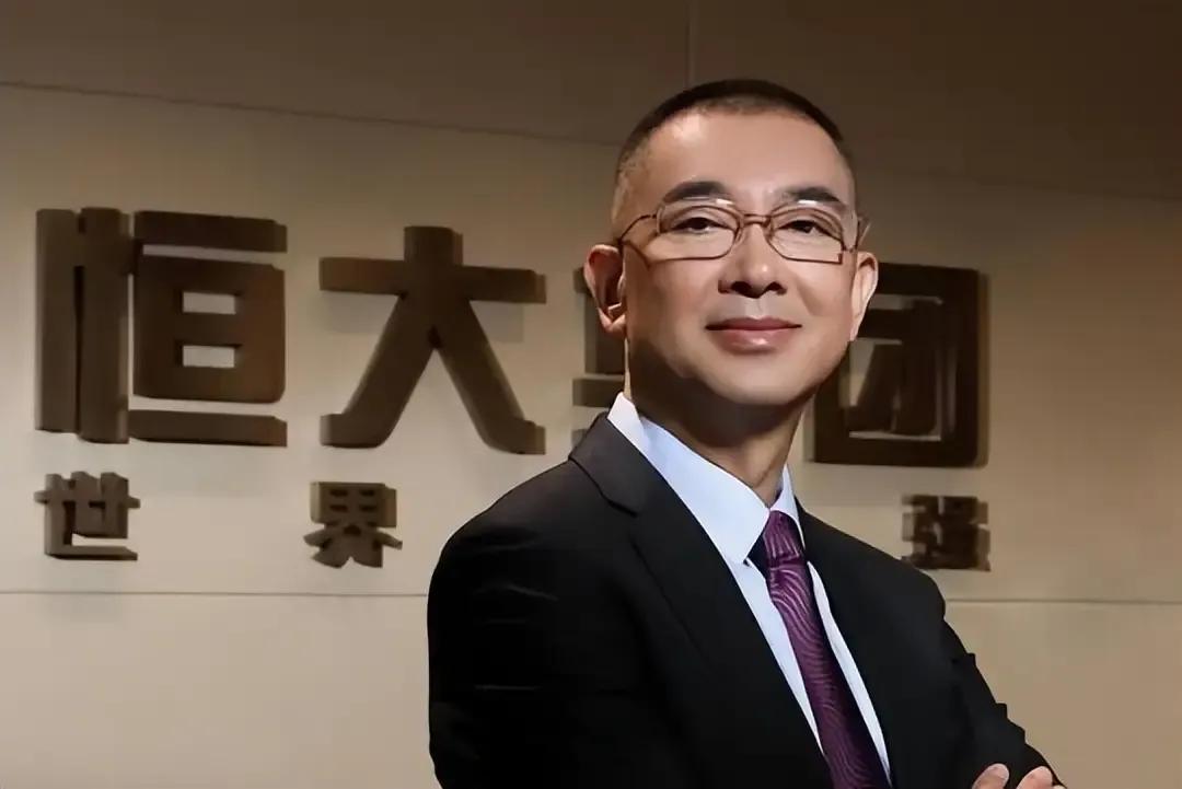 夏海钧的妻子何昆可能是恒大一众高层家属里最幸运的一个，身边有儿有女，许家印等人被
