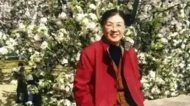 1976年10月，谢静宜被撤销一切职务，接受隔离审查。在审查的过程中，她