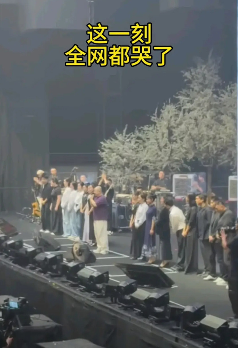 刀郎宣布太原站后新疆将是最后一站他在太原演唱会舞台上眼眶泛红，嗓音微颤，说出