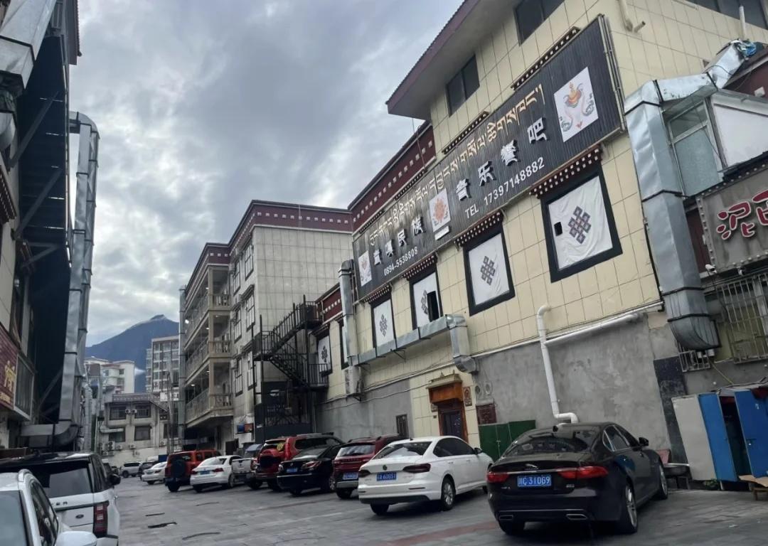 一早去取回了租的车，顺便往林芝老城区转了一圈熟悉车子性能。​接着就驱车前往18
