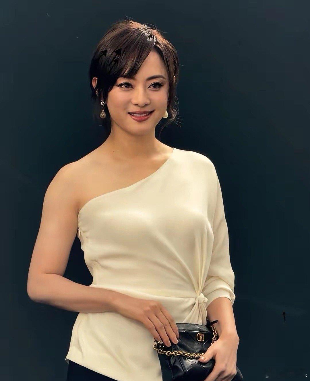 刚刷到孙俪的自律日常，我手里的奶茶突然就不香了！谁能信42岁的她，体重十年没超过