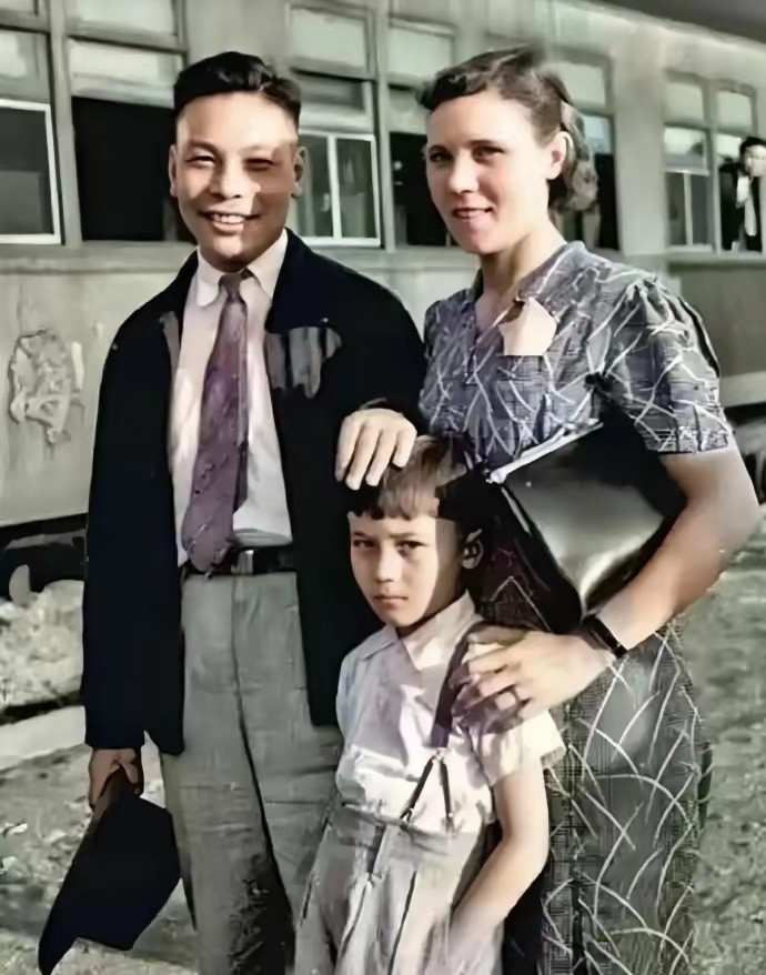 1937年，结束十二年留苏岁月的蒋经国携妻儿回到奉化溪口，留下这张珍贵家庭留影。