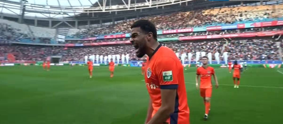 泰山队不愧为海牛的送分童子！三中卫漏洞百出一点不变通！林创益、埃朱马破门，青岛海