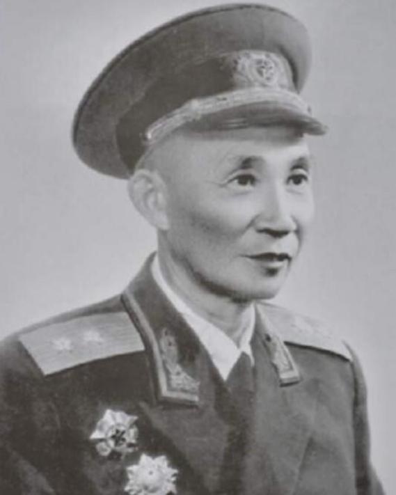 1949年，何德全将军在家里与儿子用餐，吃着吃着，儿子突然放下手中筷子，对父亲说