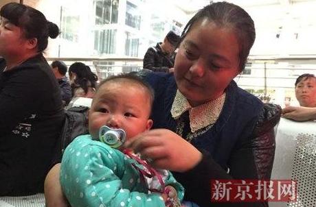 “太歹毒了！”2014年，山东一宝妈在给10月大的女儿洗澡时，惊讶地发现孩