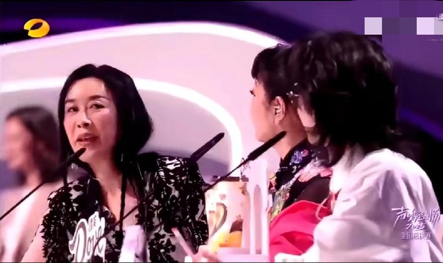 笑不活了！那英华晨宇“魔丸姐弟”互怼，何炅急到后脑勺冒汗谁还没看《声鸣远扬