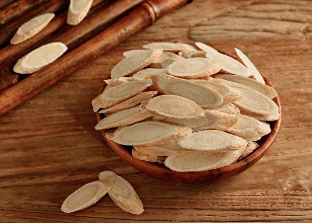 黄芪想补气、还不上火？记住3组黄金搭配，补而不燥、温而不热大家好，我是陈大