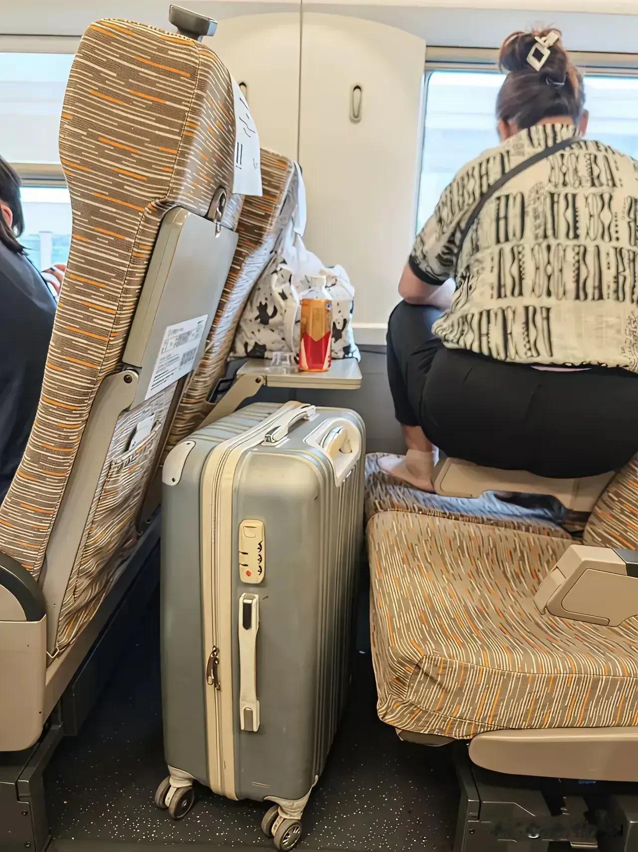 大妈坐炕头美女叉开腿高铁上不文明行为