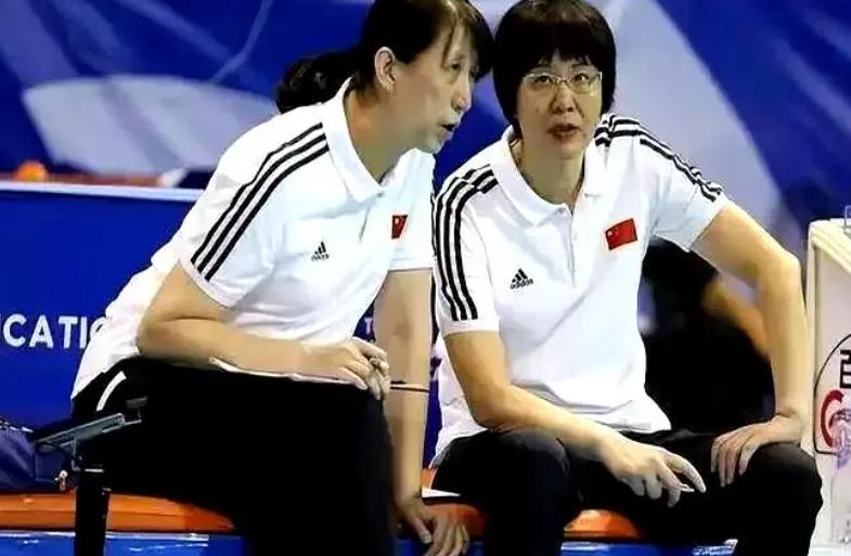 中国女排世锦赛意外输给法国队，主要还是教练问题，看到赵勇教练与郎平教练相比，那差