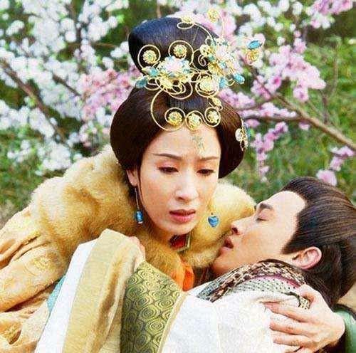 明宪宗和万贵妃的故事，乍一看像偶像剧。皇帝不顾太后反对，废后也要宠爱大自己1