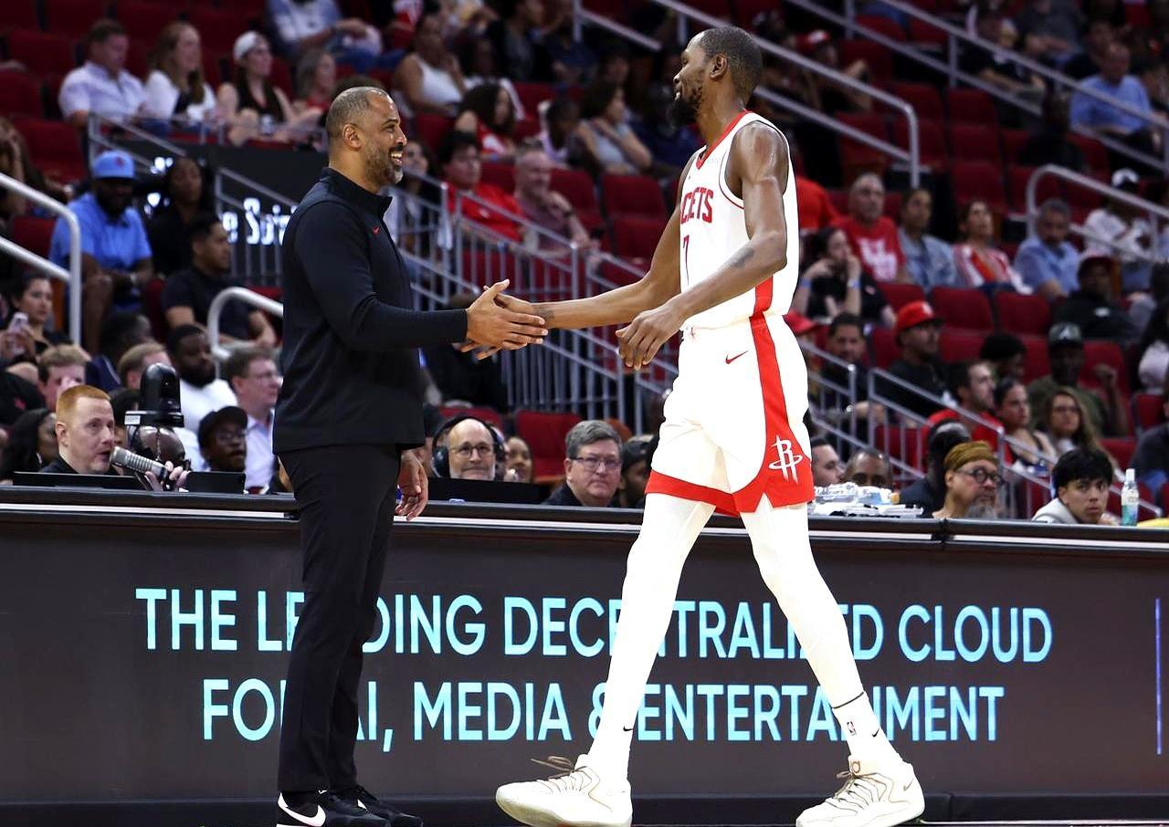 37岁，他主动放弃了3000万美元。就为了能留在休斯顿火箭队。去年夏天那笔