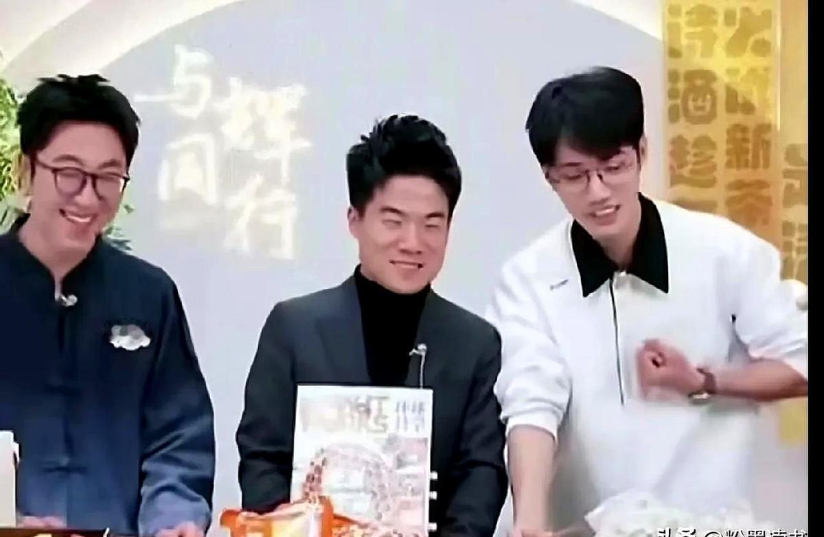 昨晚直播间里，董宇辉一句“嫌贵可以拼单”刚出口，汉森就把“拼单”拆成“拼谁单身时