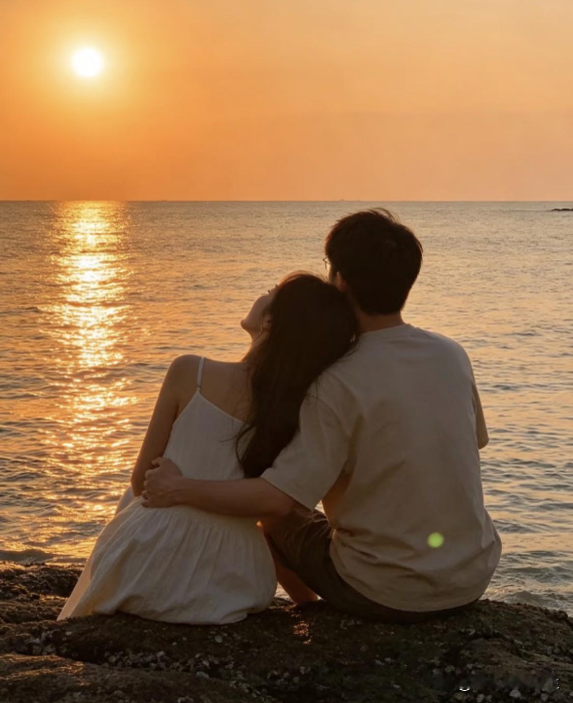 情感专家说：“一个男生如果真的爱你，一定是有父性的体现的，他会想给你买衣服买吃