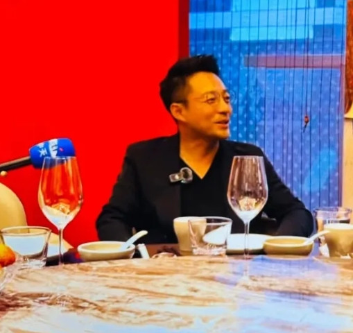 大家不要羡慕小菲哥了，因为我们永远不可能成为他！仅仅一个条件，我们就无法达到