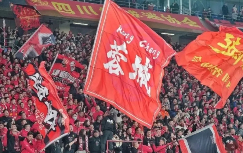 蓉城和大连这场比赛，大连球迷跟打了鸡血似的亢奋，而蓉城球迷却十分佛系！为啥？大家