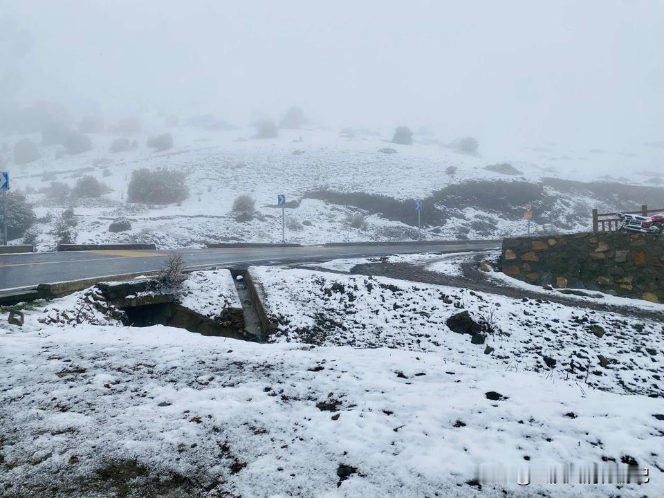 2025年5月24日，一人一狗一车川西、川藏北线行，冒雨自丹巴中路藏寨出发前往道
