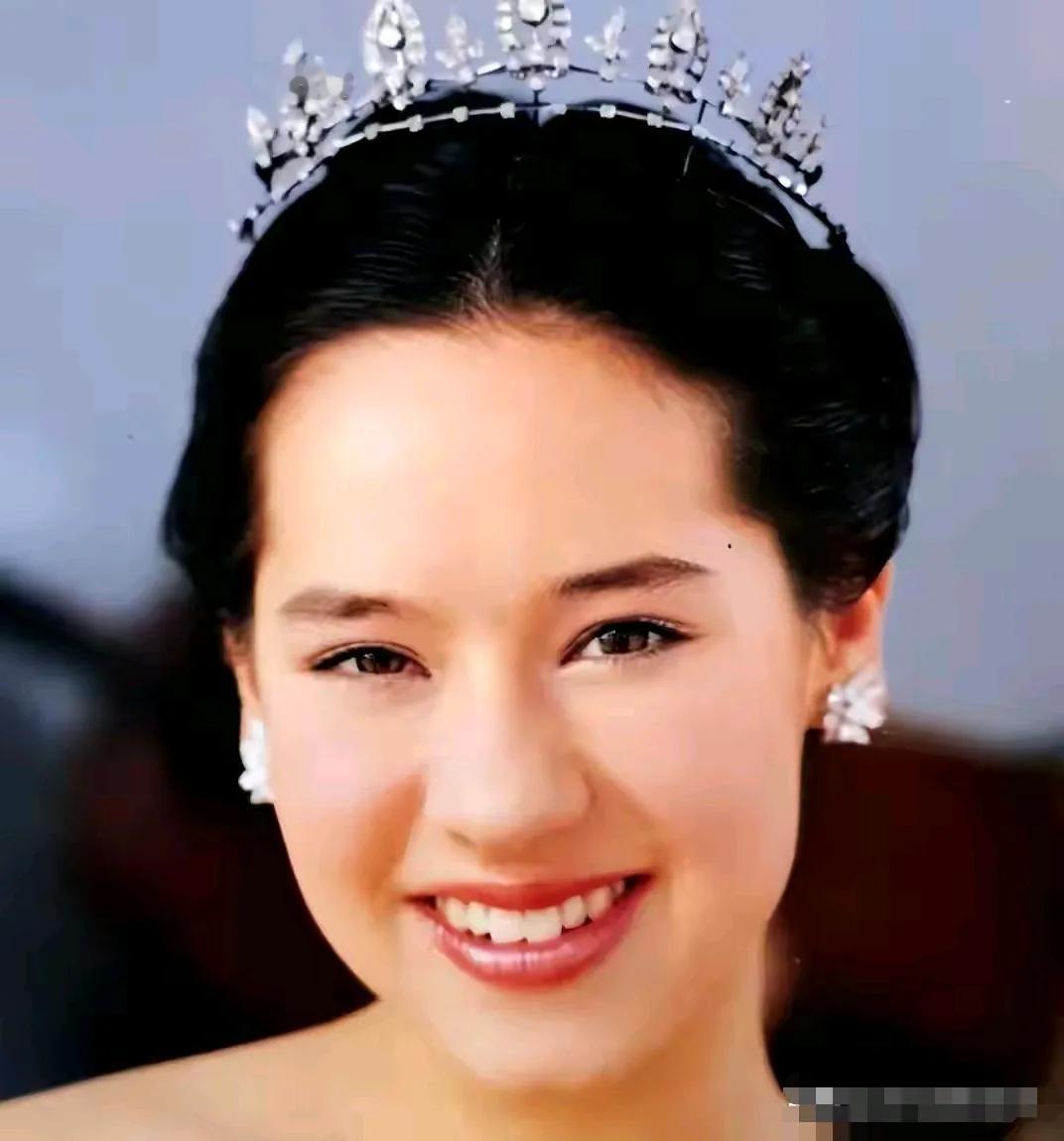 泰王的姐姐她那美丽的混血大女儿，生娃后越来越胖了，没了少女时的那种娇俏了，果然一