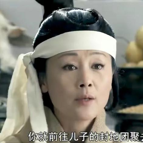 公元前195年，刘邦去世，薄姬跪在他的灵前痛哭。此时吕后走来，对她温柔地说：“你
