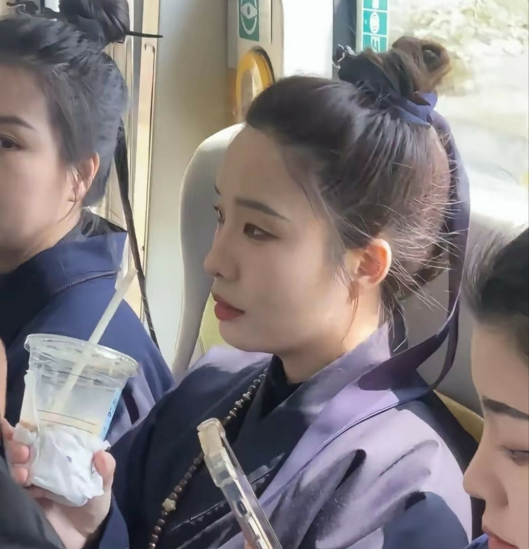 原来道长也玩手机呀！