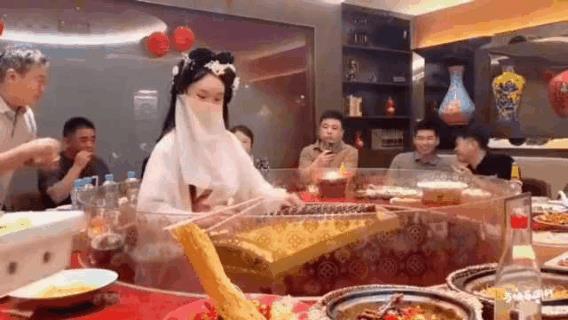 非要这样吗？在桌子中间格格不入！看了心里不是滋味，父母从小培养孩子学艺术，考艺