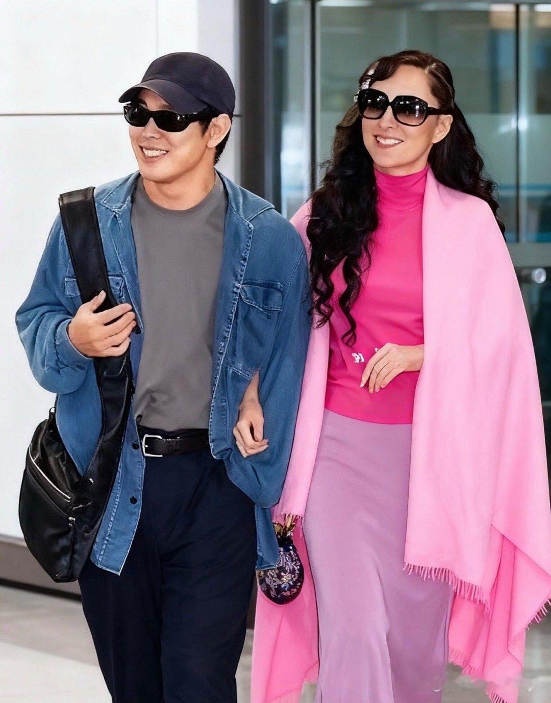 利智与李连杰同框！这张合照里的利智笑得格外灿烂，眉眼弯弯满是幸福，怕是她笑得最开