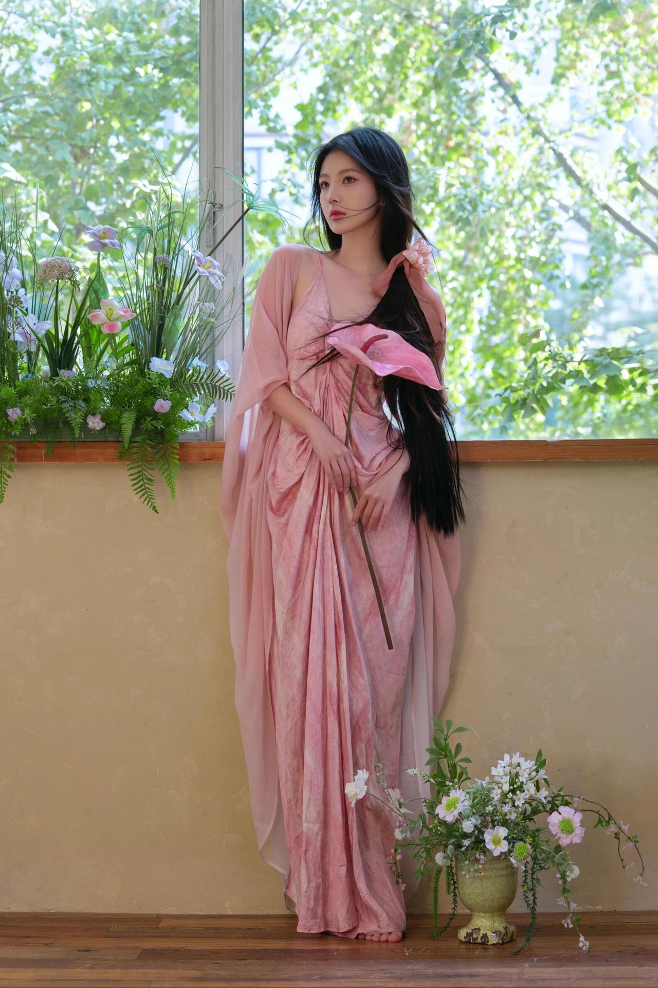 “清气如兰”的核心在于通过视觉元素传递人物如兰的清雅性格，这组作品精准抓住了“兰