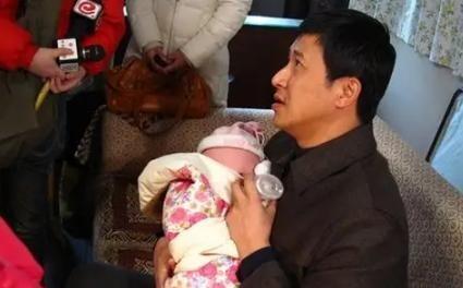 2004年，35岁的张国强工资才3500元，妻子实在无法忍受提出离婚，扔下1周岁