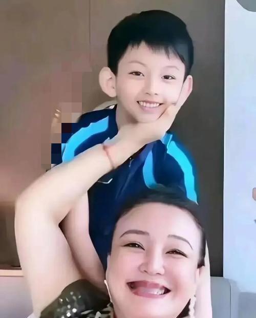 张兰晒孙子正面照引热议，网友直言样貌不像汪小菲张兰在社交平台分享孙子小箖箖正面