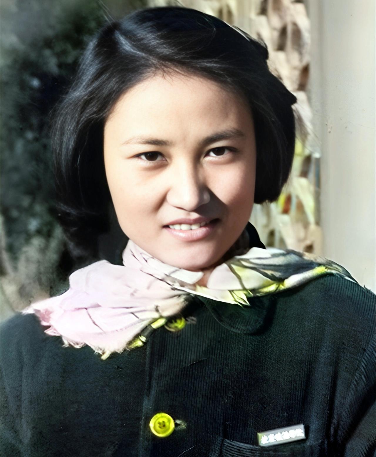 这位美丽大方素朴的姑娘正是人大才女张志新。她在大学时就参加过解放军。可是，196