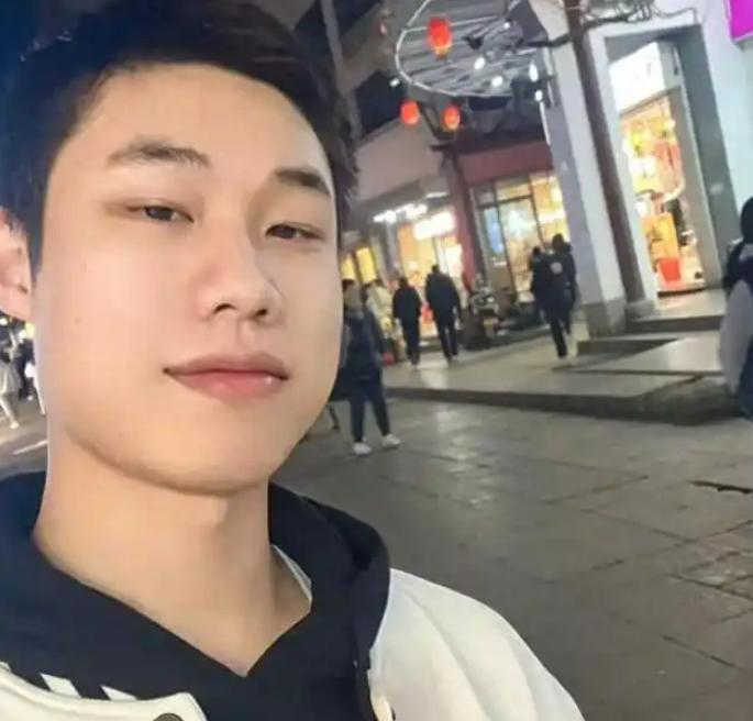 浙江安吉发生了一起让人毛骨悚然的离奇失踪案：一名31岁男子嘴里喊着“去杭州接人”