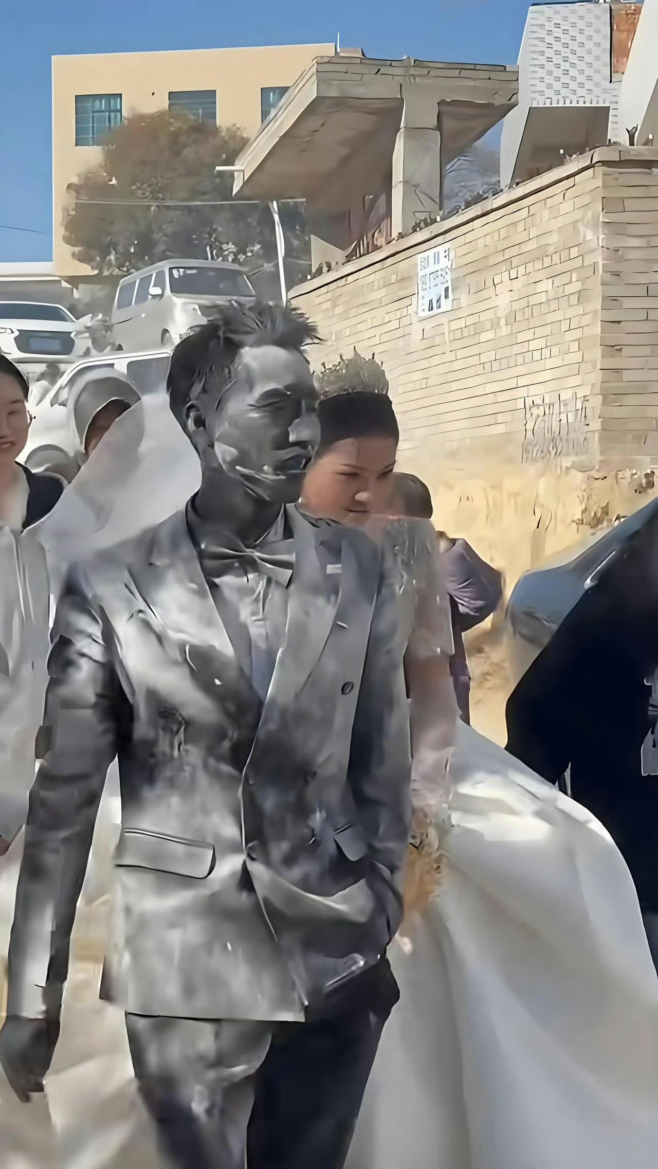 整成这副模样！新郎到底经历了啥？