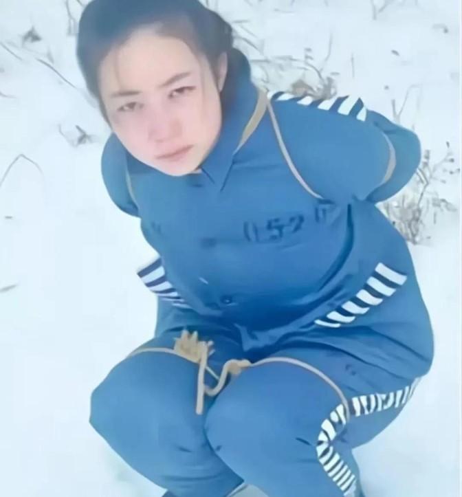 九十年代，一个19岁的女孩蹲在雪地里即将被执行死刑，临刑前，她提出想要验证自己是