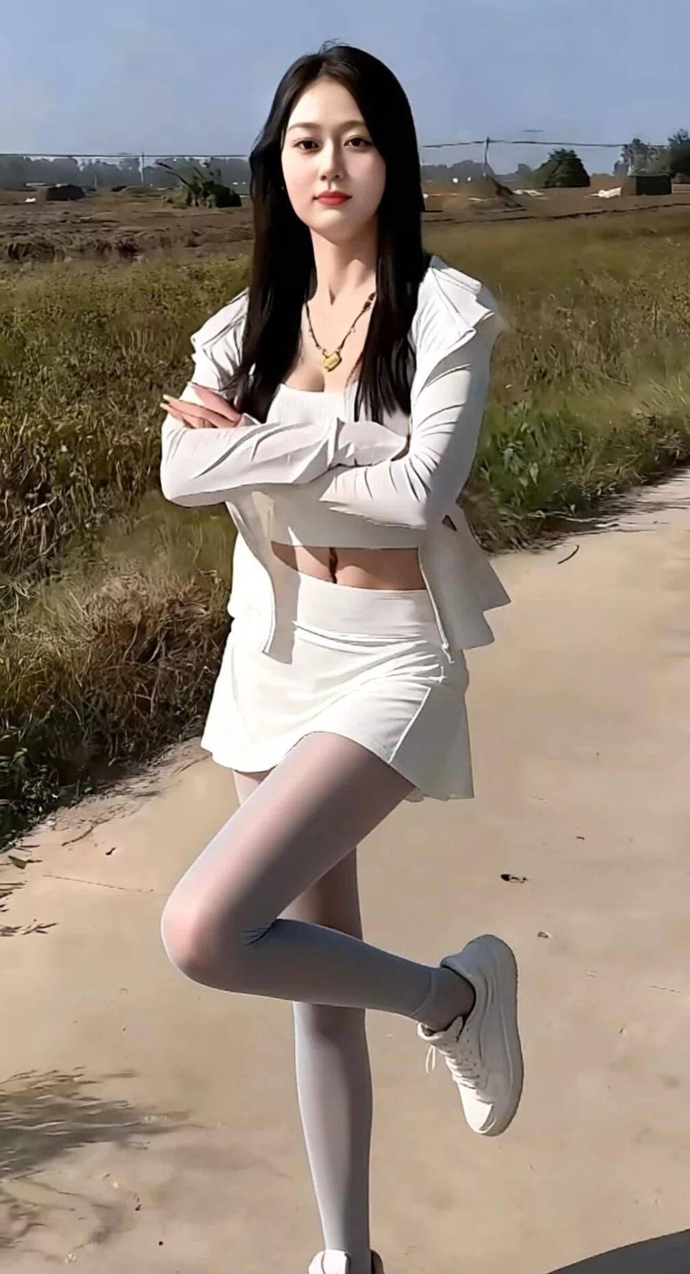 夏日清新穿搭，白色短裙与长袖外套的完美搭配，轻松自在！🌞👗👟