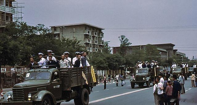 1984年，陈再道正在家中享受宁静时，突然传来敲门声，几名穿着制服的人闯入，说：