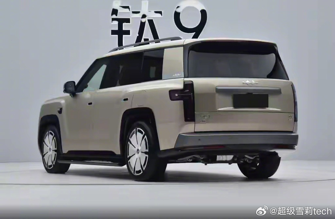 方程豹钛9确定第四季度上市，定位大型六座SUV。整车延续家族硬朗风格，车身尺寸不