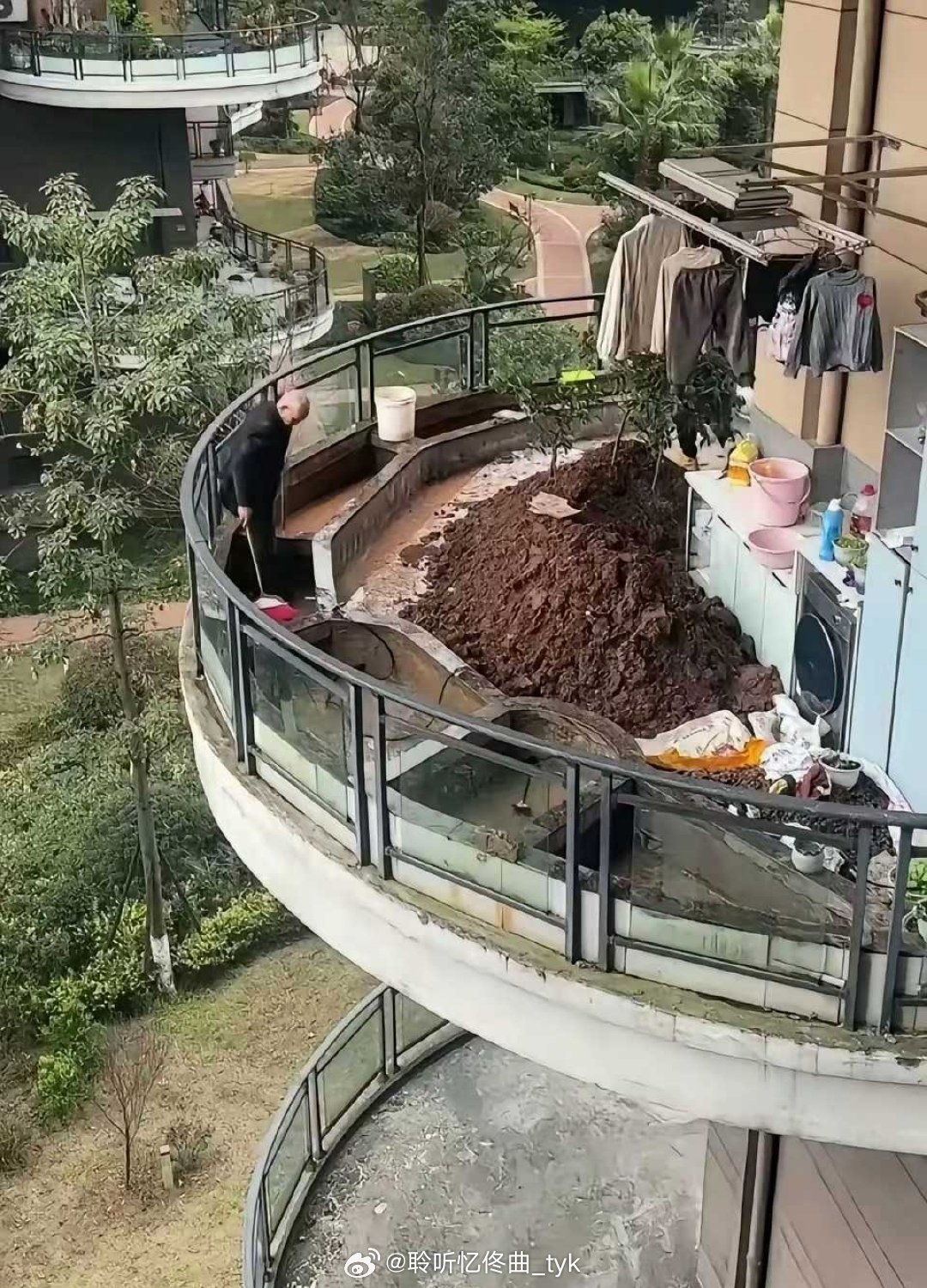 无知者无畏，这个阳台的承重真的没问题吗？