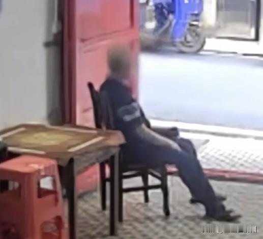 老人在棋牌室休息时去世，店家遭家属索赔10万，看完监控，感觉又让好人寒心了
