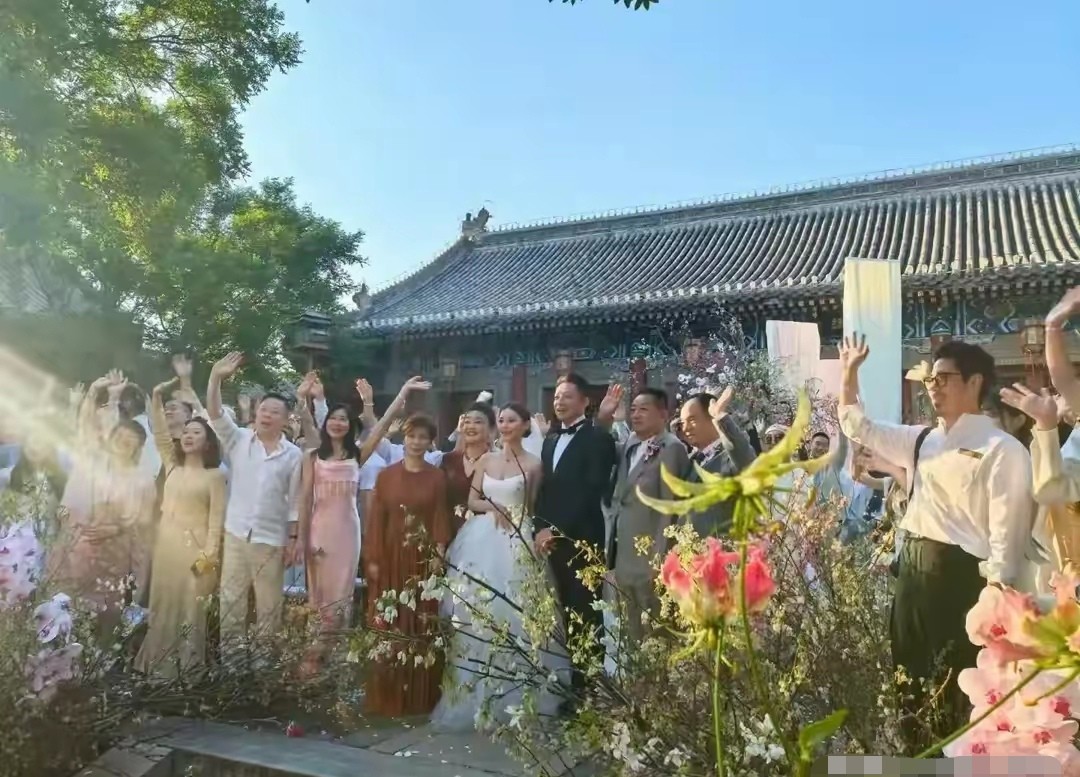 汪小菲和马筱梅的婚礼晚宴真是热闹非凡，两位神秘嘉宾的出现让现场气氛瞬间升温，连一